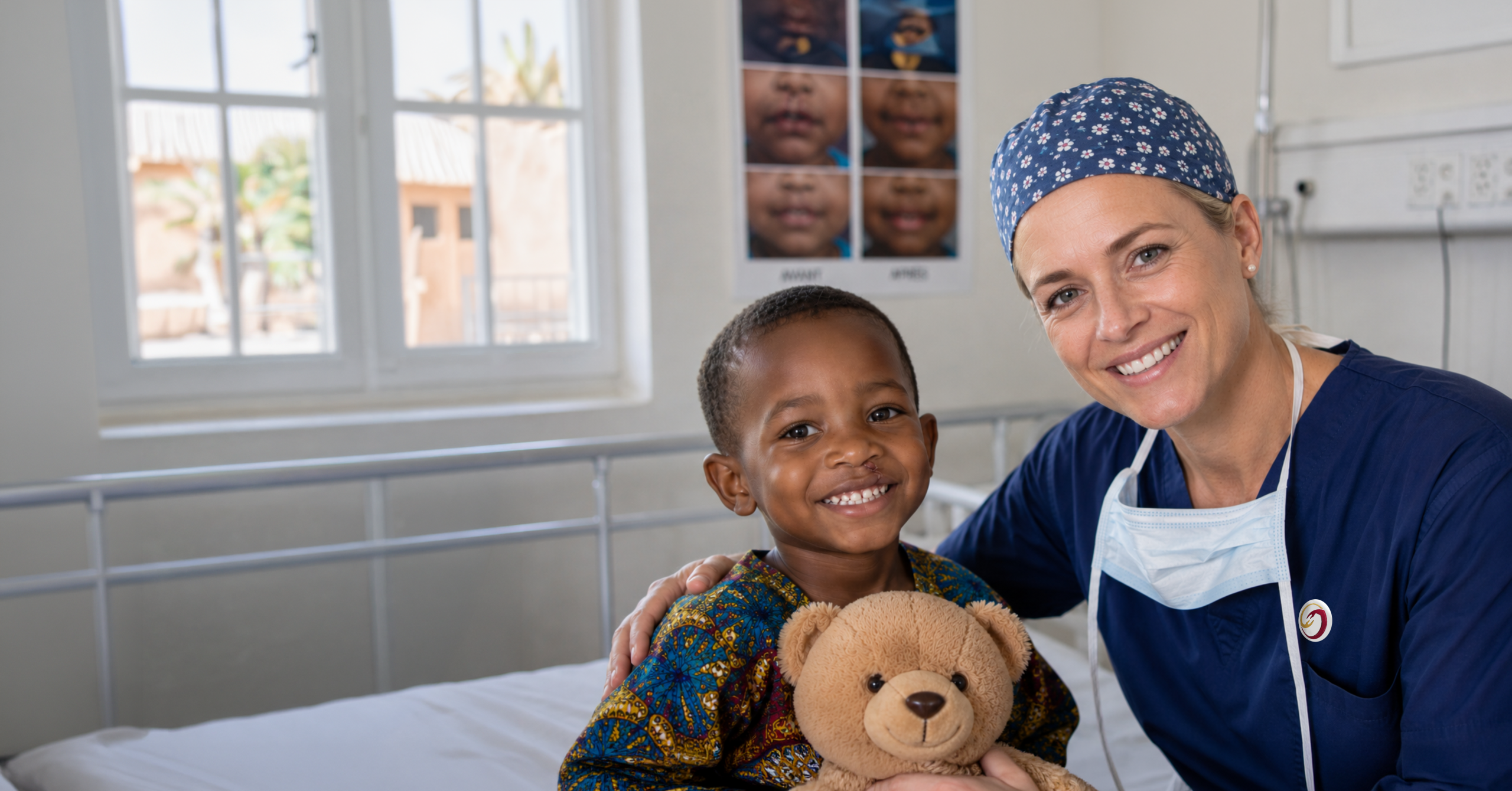 Medecin en consultation avec enfant et son doudou